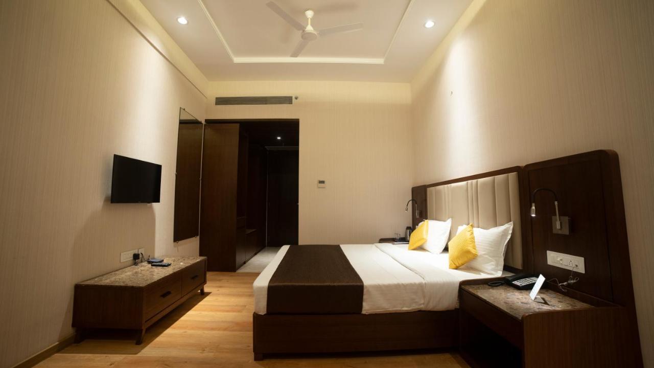 Hotel Rajhans Abhinandan Бопал Екстериор снимка