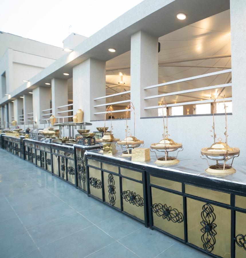 Hotel Rajhans Abhinandan Бопал Екстериор снимка