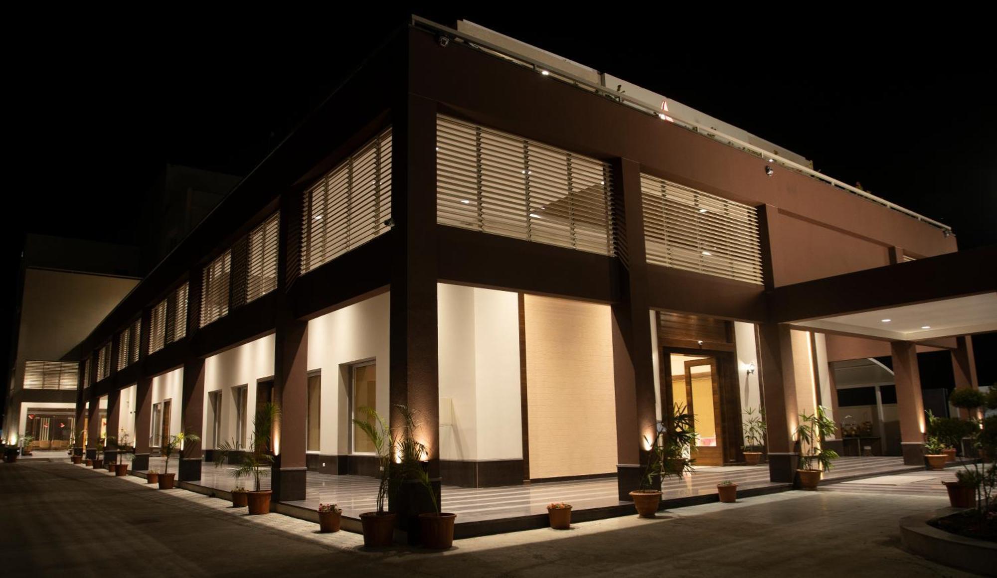 Hotel Rajhans Abhinandan Бопал Екстериор снимка