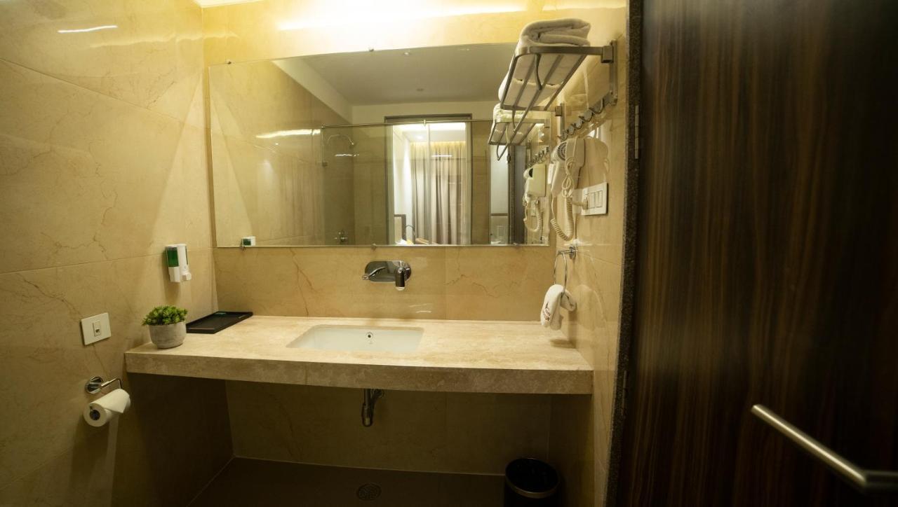 Hotel Rajhans Abhinandan Бопал Екстериор снимка