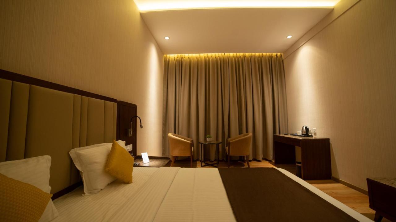 Hotel Rajhans Abhinandan Бопал Екстериор снимка