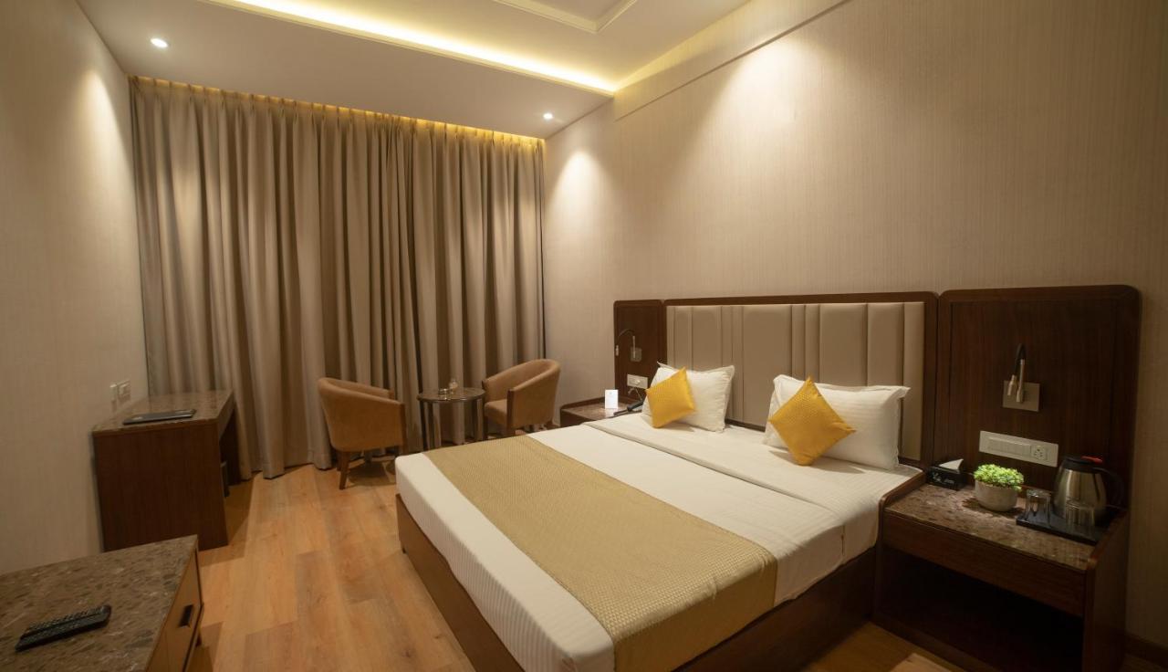 Hotel Rajhans Abhinandan Бопал Екстериор снимка